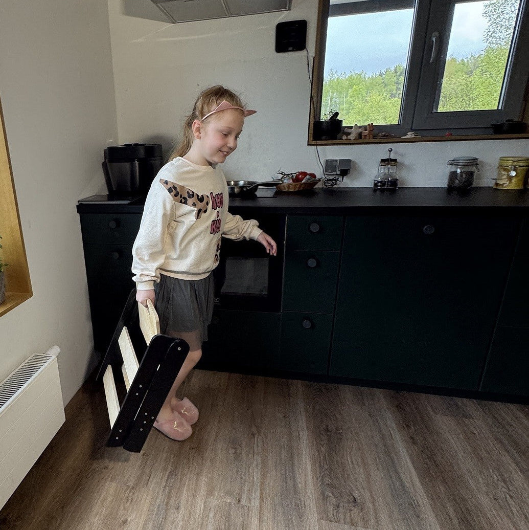Lasten kokoontaitettava apujakkara mustana