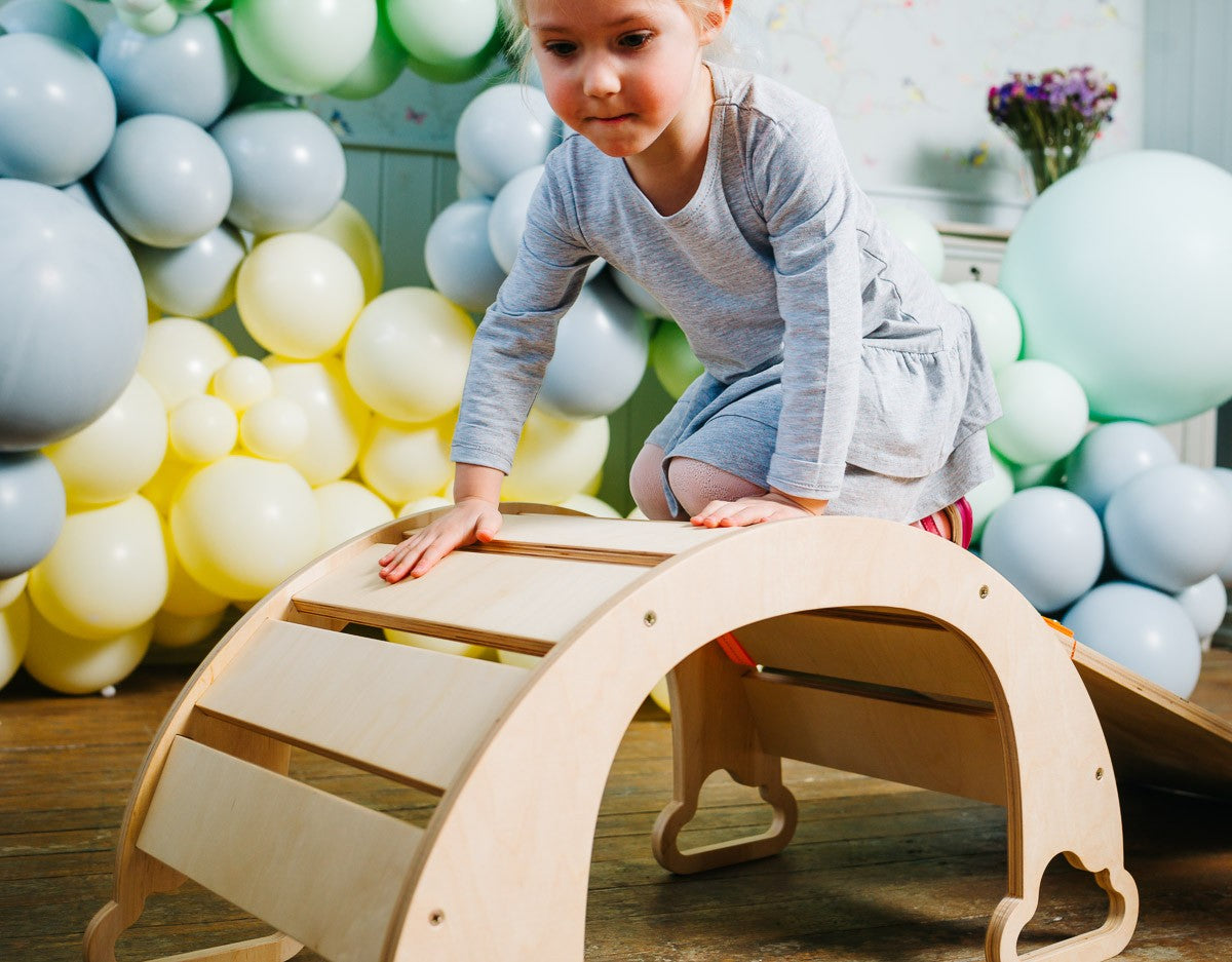 Lasten puinen kiipeilykaari ja keinulelu