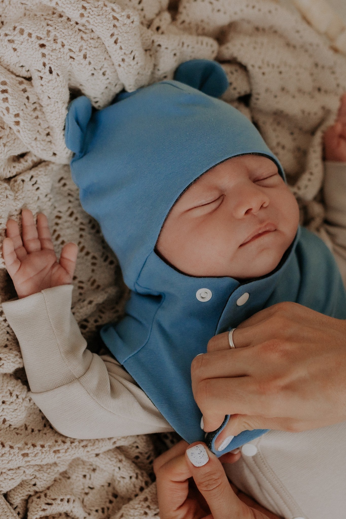 Nepparikiinnityksellä varustettu vauvan kypärämyssy