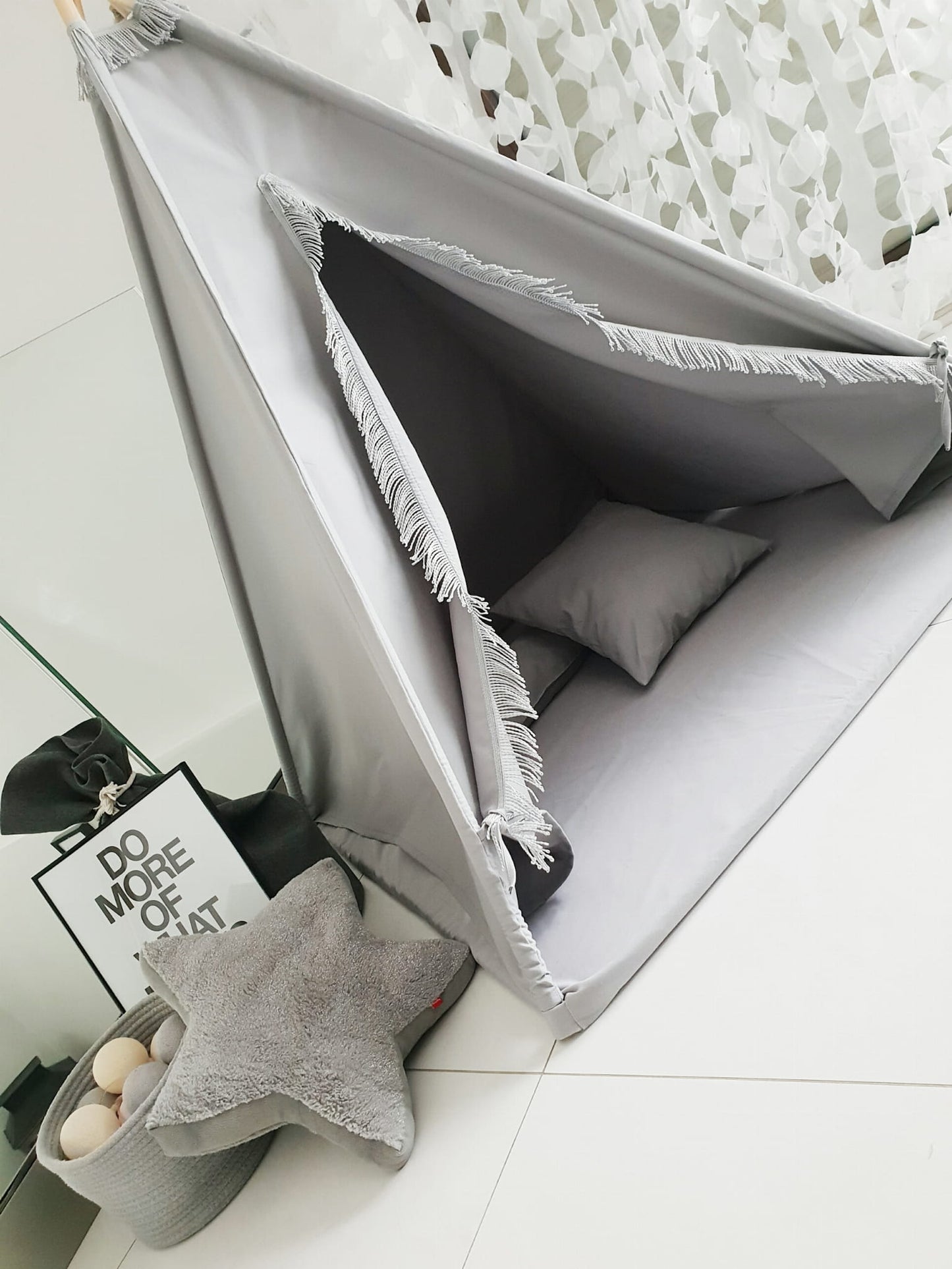 Monio, lasten tiipii-teltta patjalla ja tyynyillä harmaa