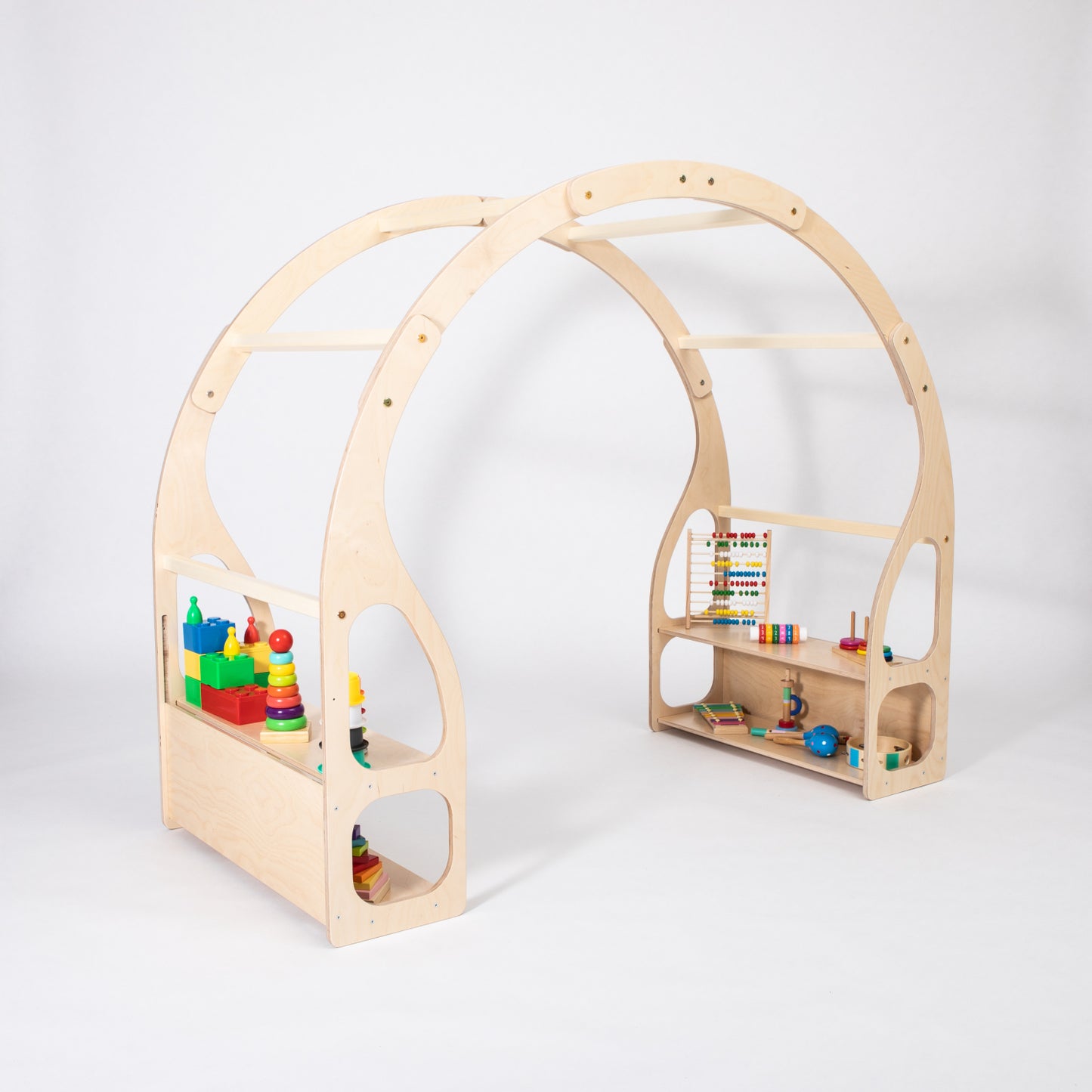 Montessori leikkipaikka leluhyllyillä