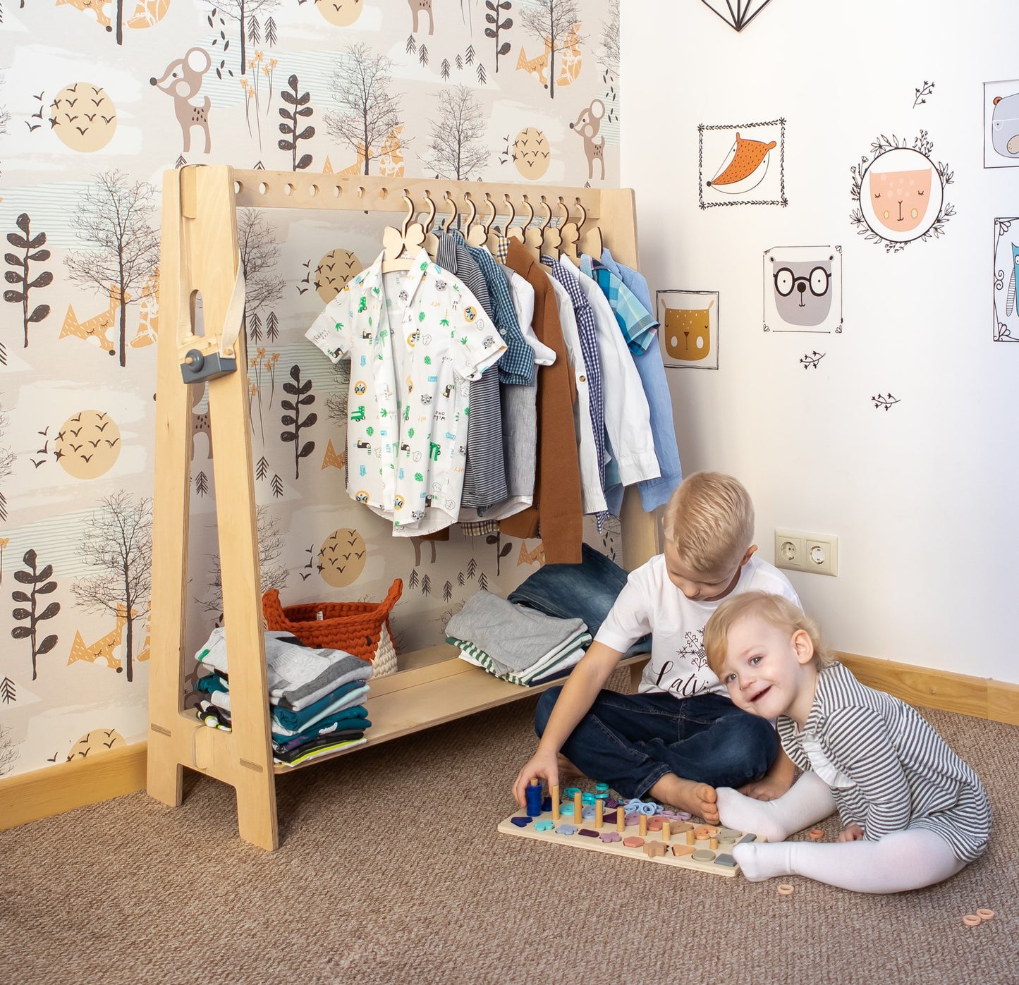 Puinen lasten vaateteline ripustinpaikoilla