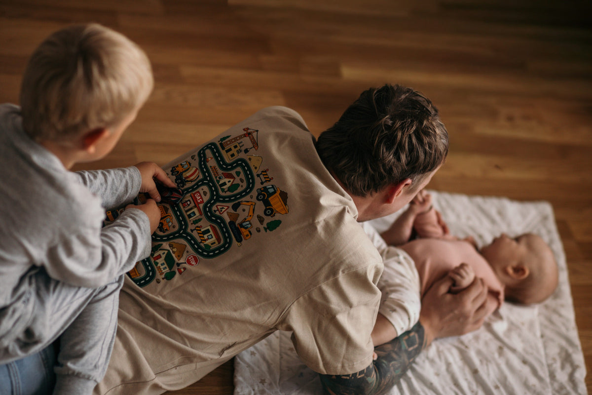 Hauska T-paita isälle "Dad of the Year"-tekstillä ja takana ajorata lapsille