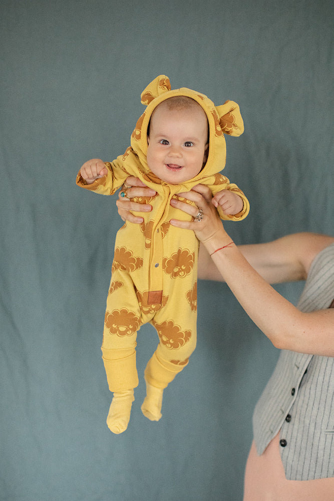 Lasten ja vauvan jumpsuit hupulla ja nallen korvilla-keltainen