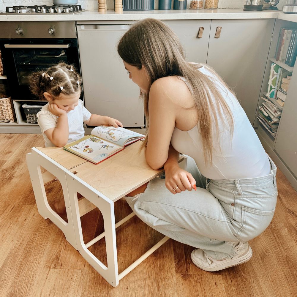 Lasten apujakkara joka muuntautuu pöydäksi