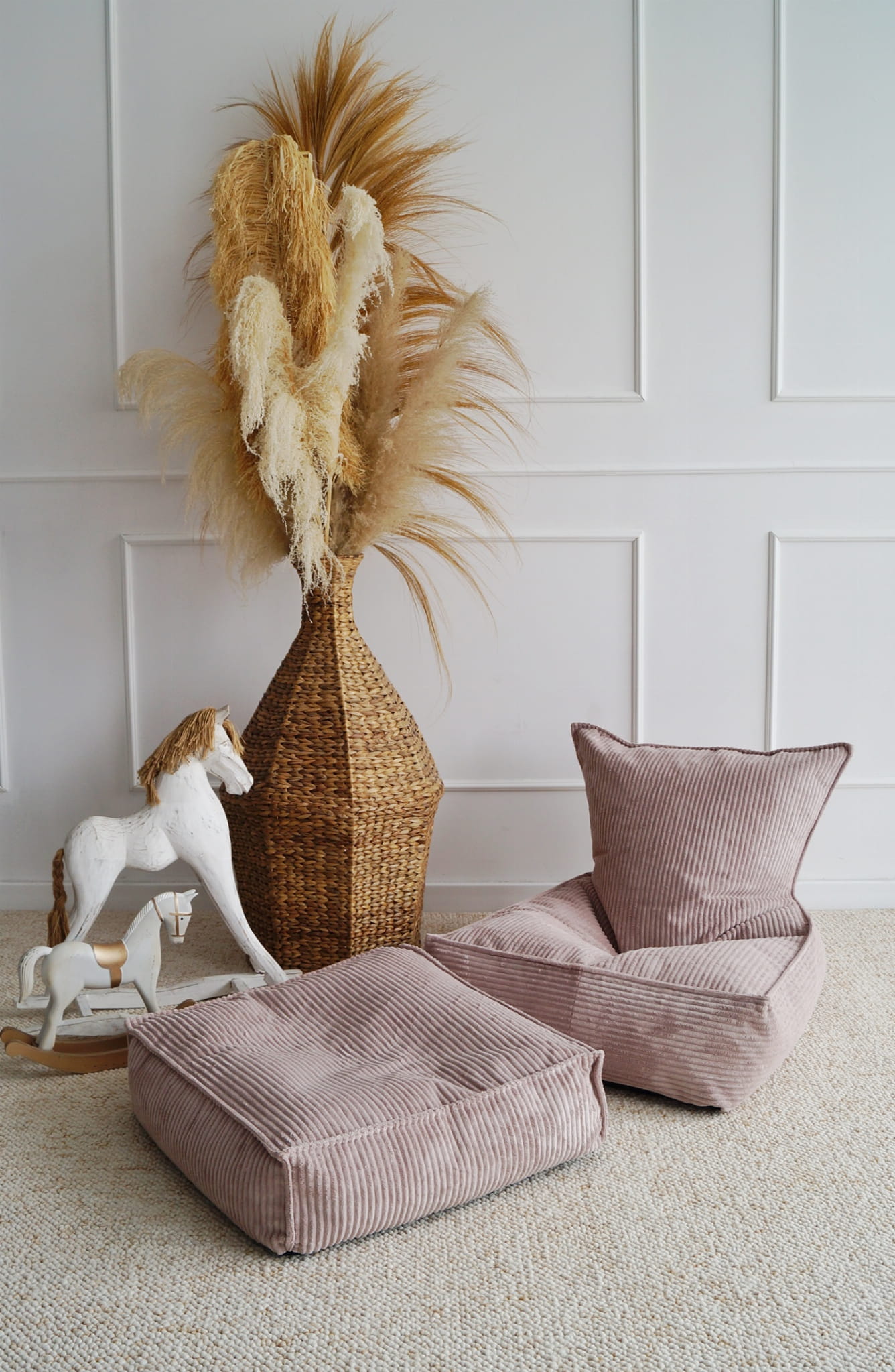 lasten vaaleanpunainen säkkituoli selkänojalla