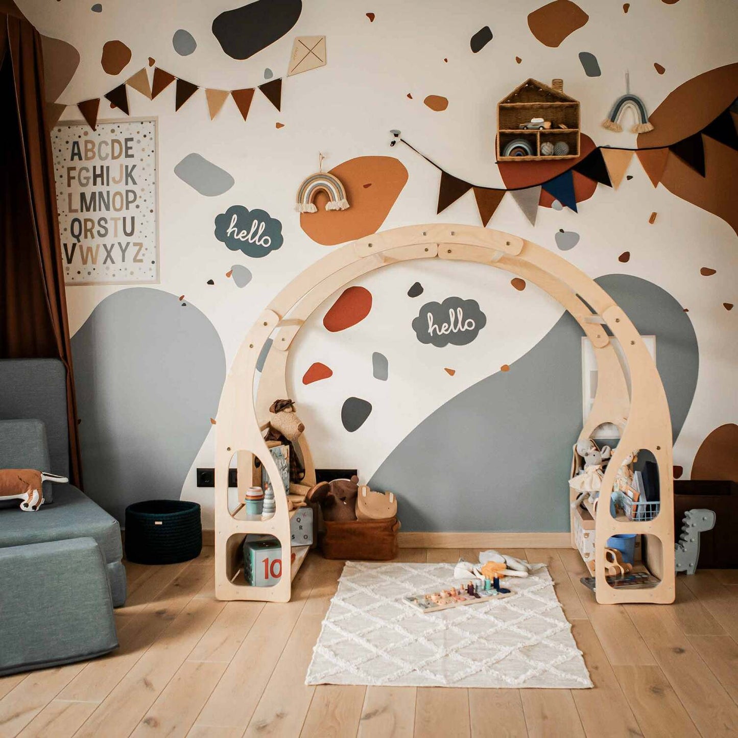Montessori leikkipaikka leluhyllyillä