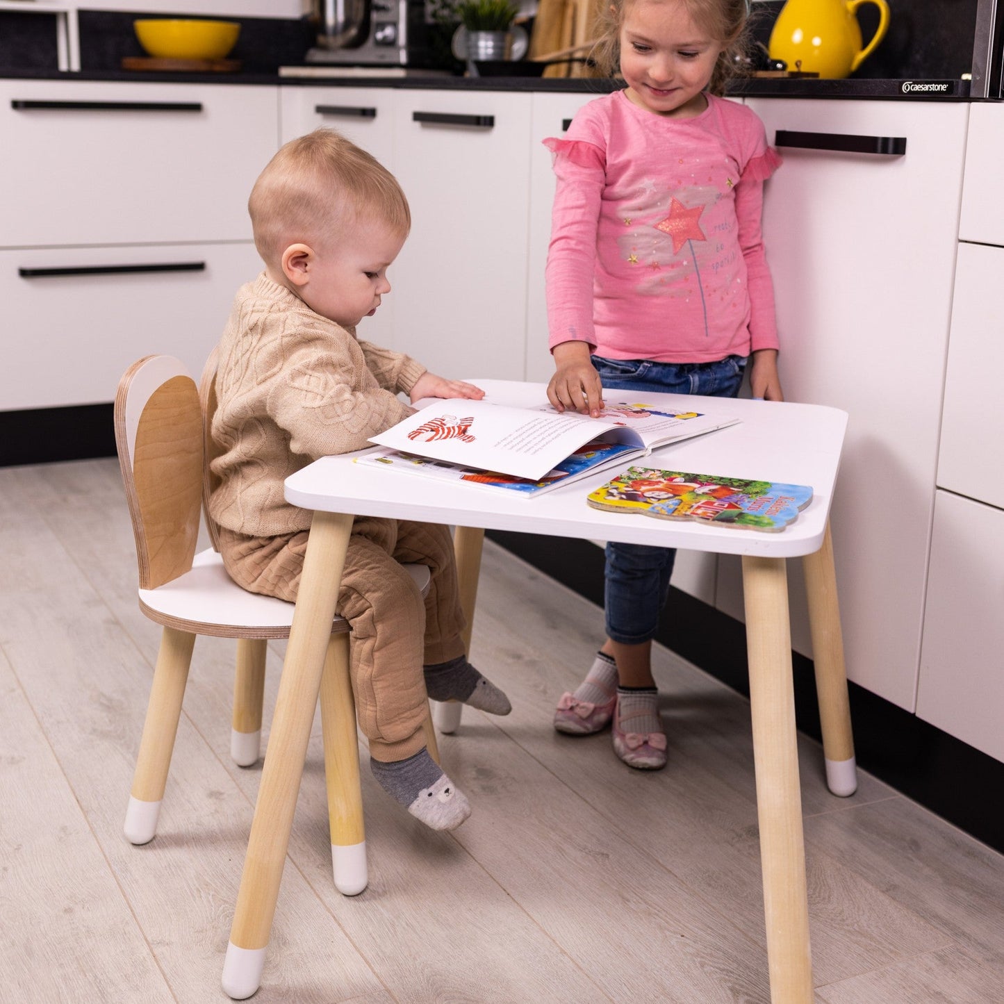 pienten lasten pöytä ja tuoli pupunkorvilla