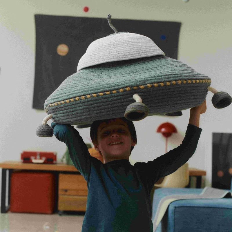 Avaruusaiheinen sisustuskori lastenhuoneeseen, ufo