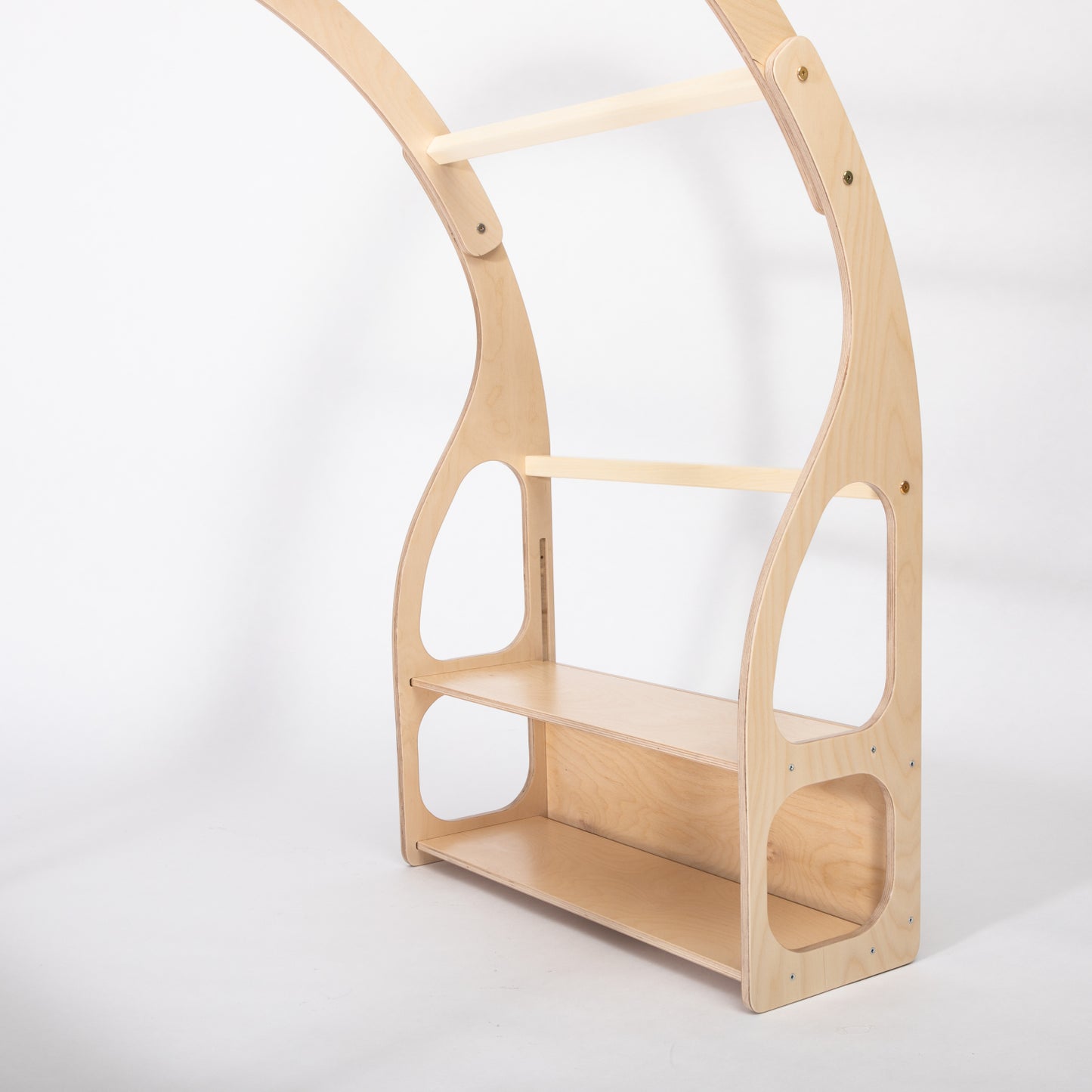 Montessori leikkipaikka leluhyllyillä