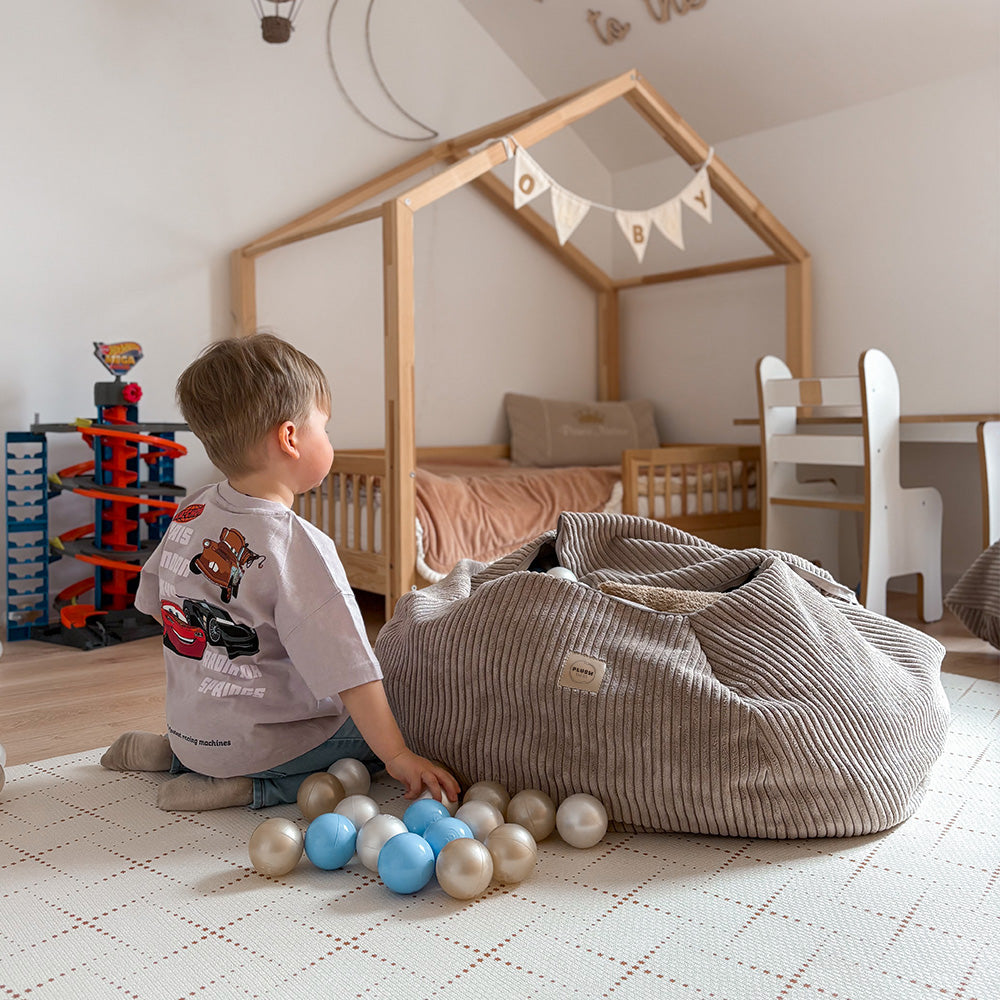 Beige Lasten lelujen säilytyspussi ja rahi