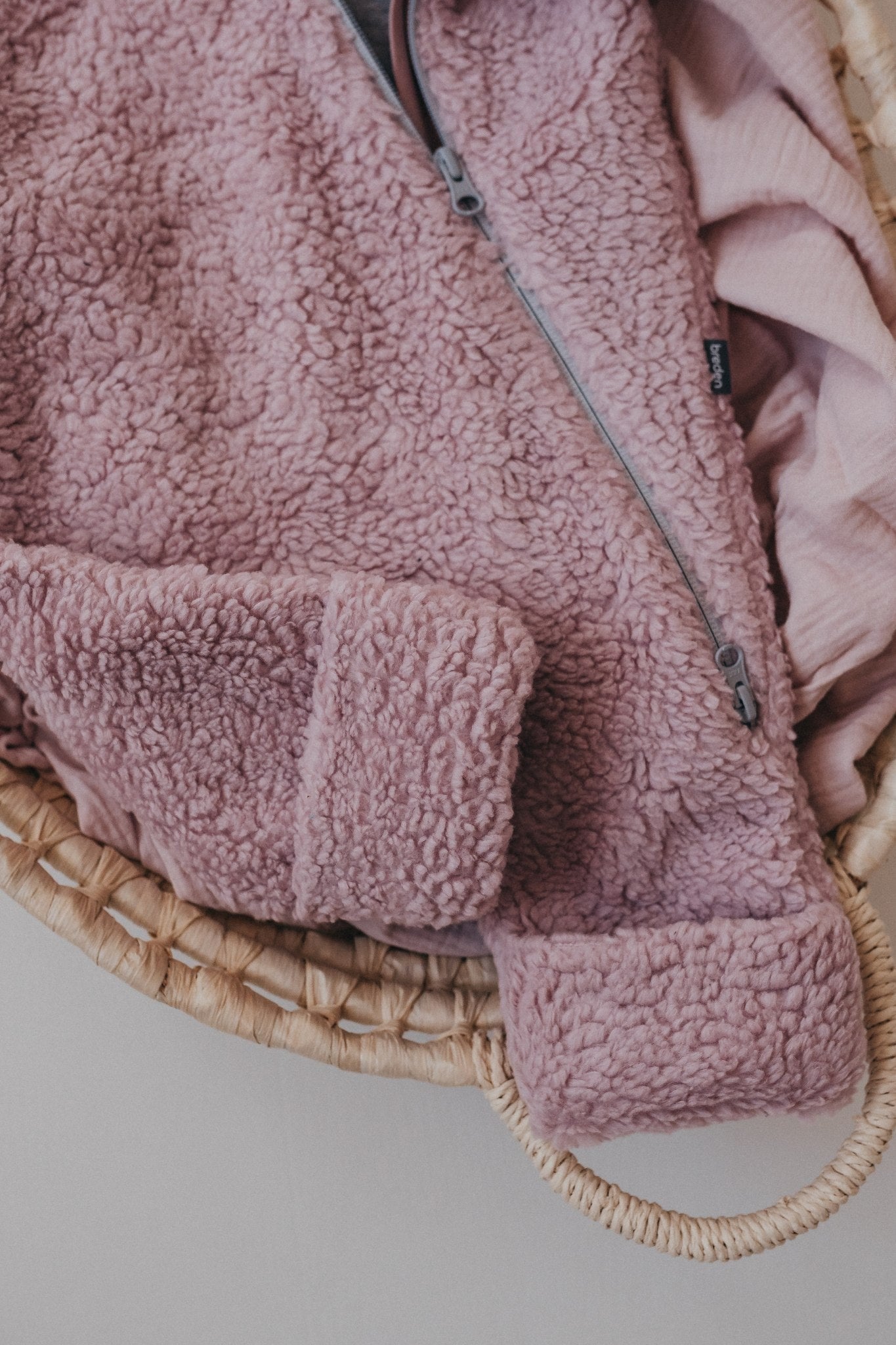 Breden Merinovilla vauvan haalari lahkeen suut