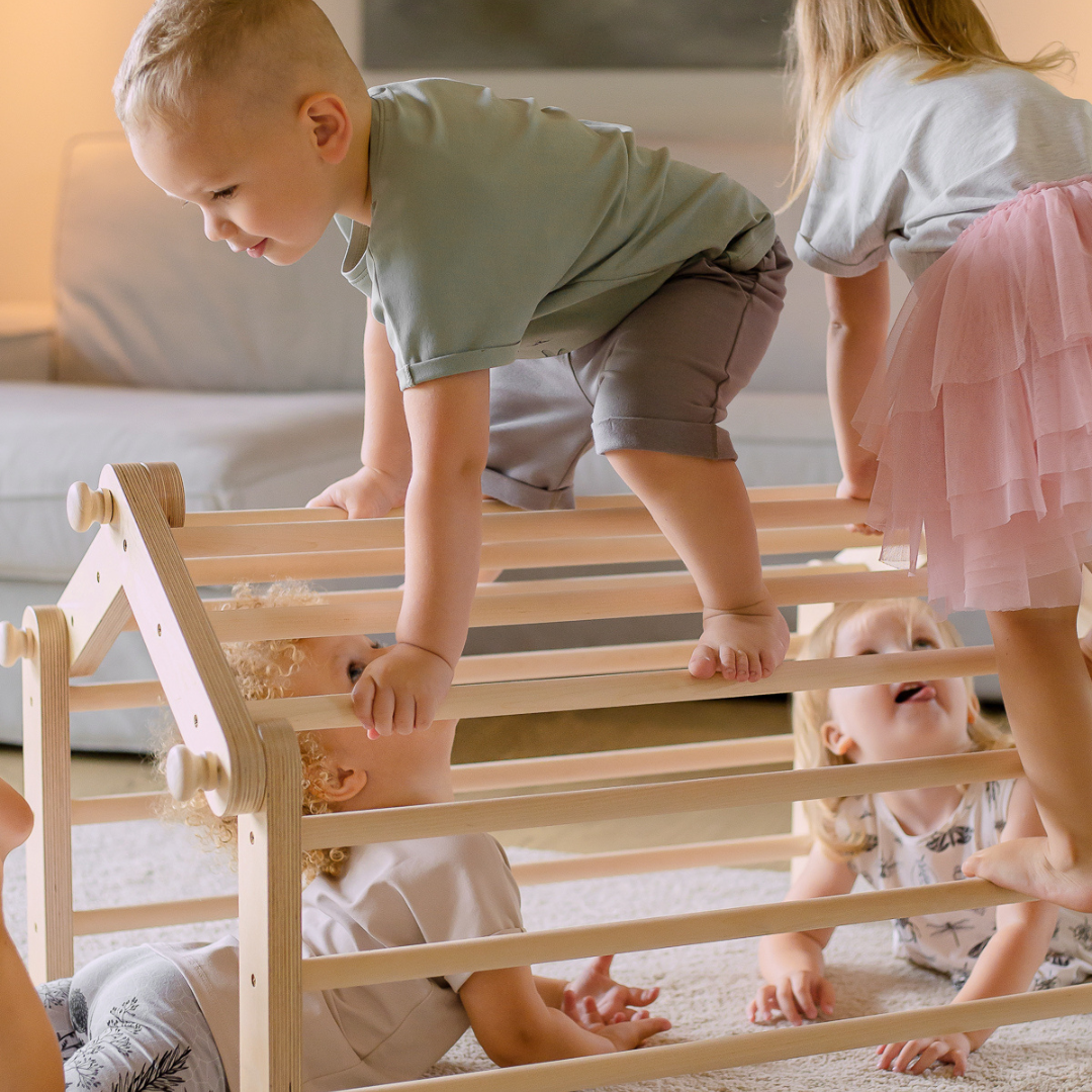 Ette tete pikler kiipeilykolmio rampilla