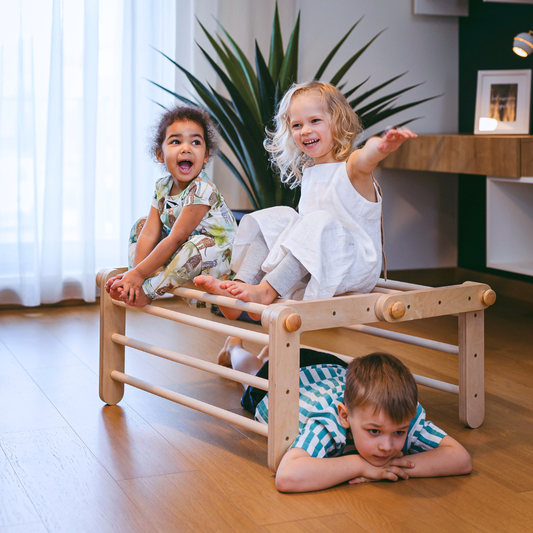 Ette tete pikler lasten kiipeilytikkaat-liukumäellä