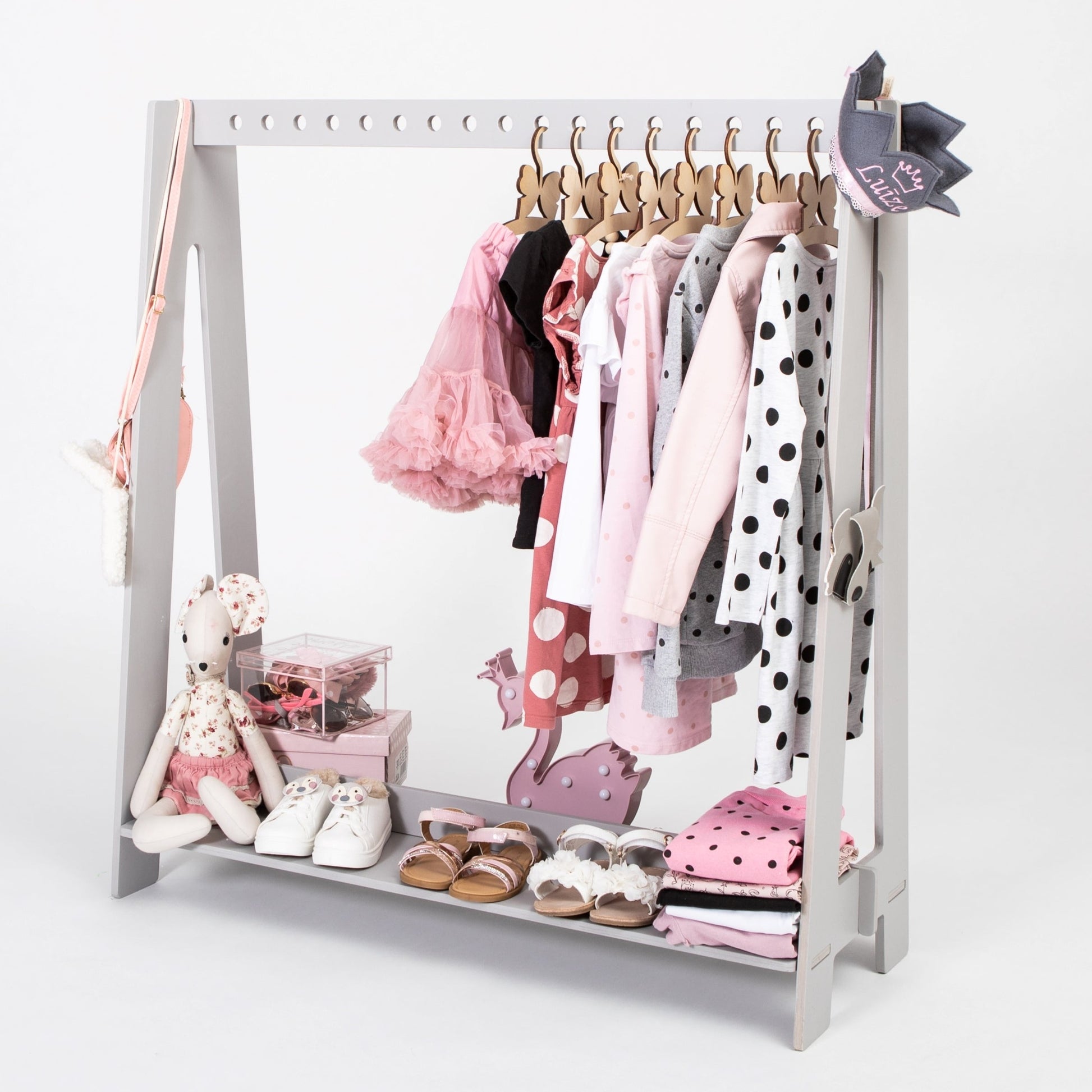 Harmaa lasten vaaterekki, vaateteline ripustinpaikoilla