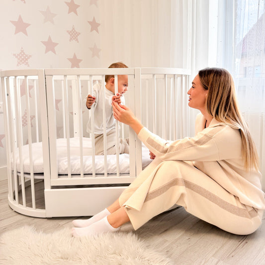 KOTTO Valkoinen pyöreä vauvan sänky patjalla