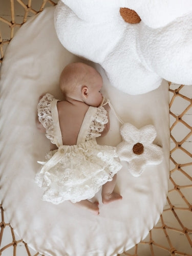 Kukka-Vauvan_tutinpidike_pehmolelu