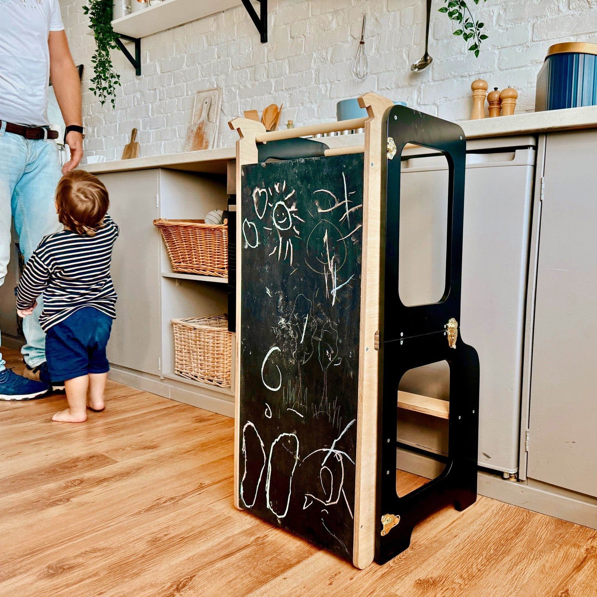 Lasten apujakkara – liukumäellä ja liitutaululla