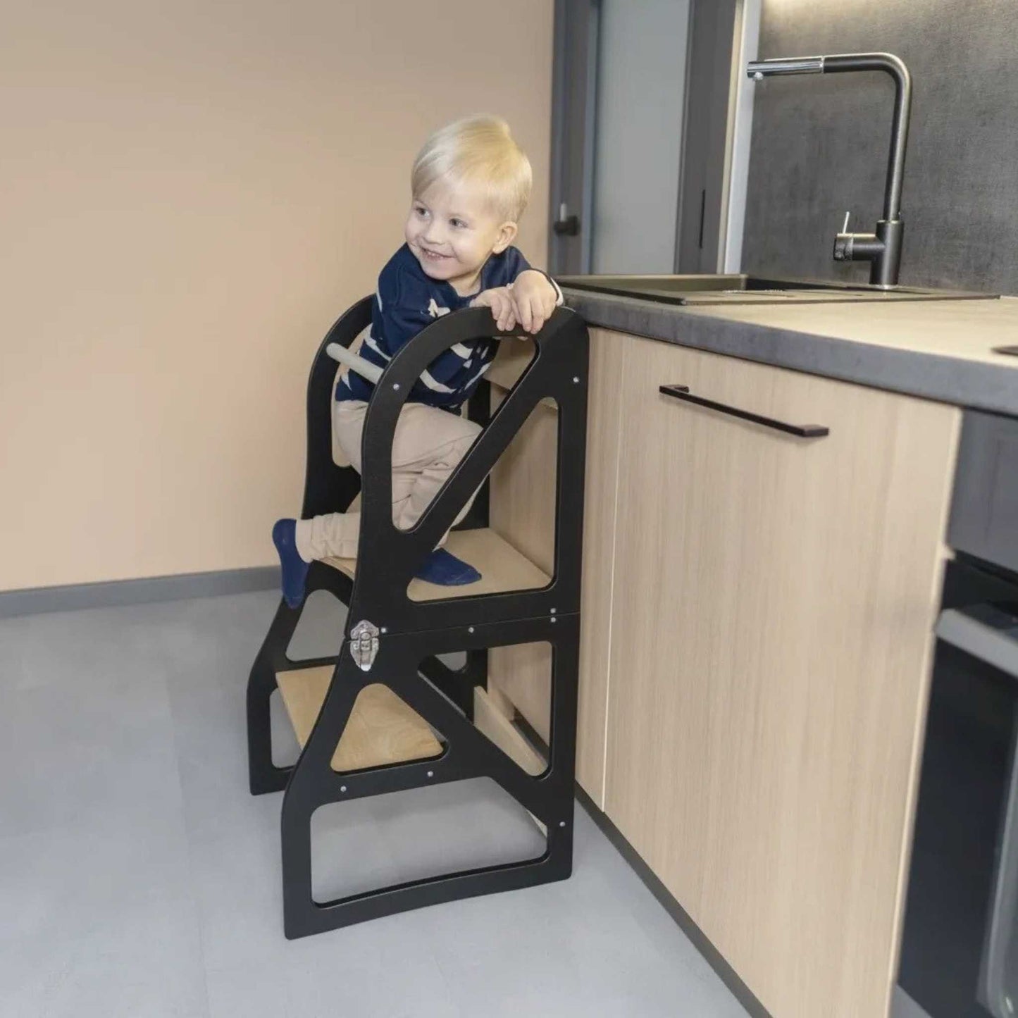 Lasten oppimistorni apujakkara lapselle musta 