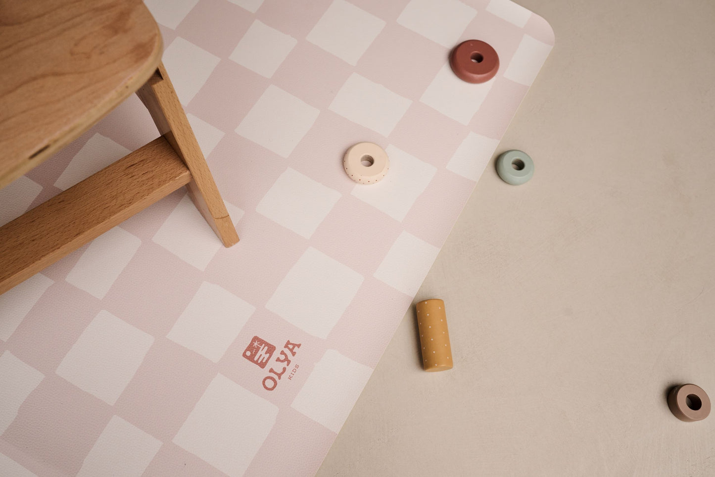 Lasten ruokailualusta, liukumaton ja vedenpitävä lattiasuoja – Chess Pink Beige