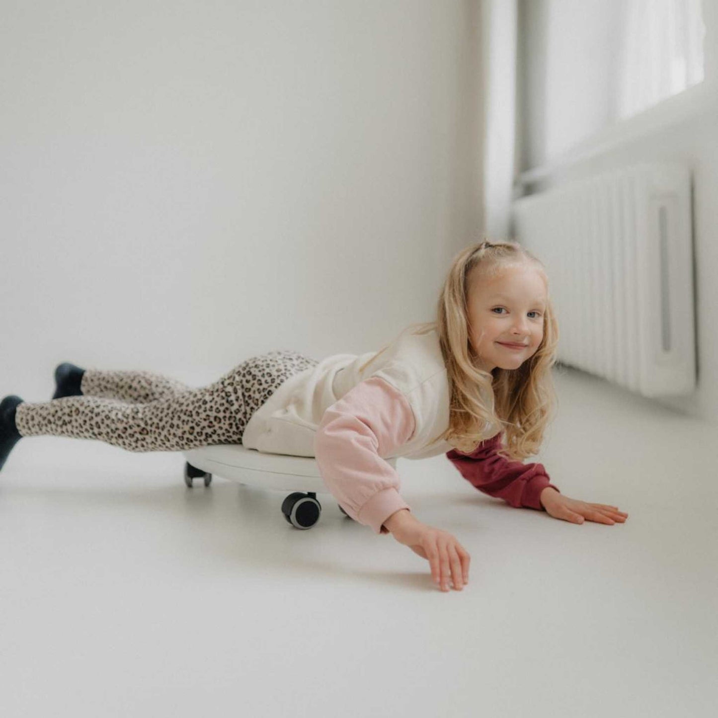 Lasten surffilauta ajolelu-tasapainolelu sisäkäyttöön -valkoinen 