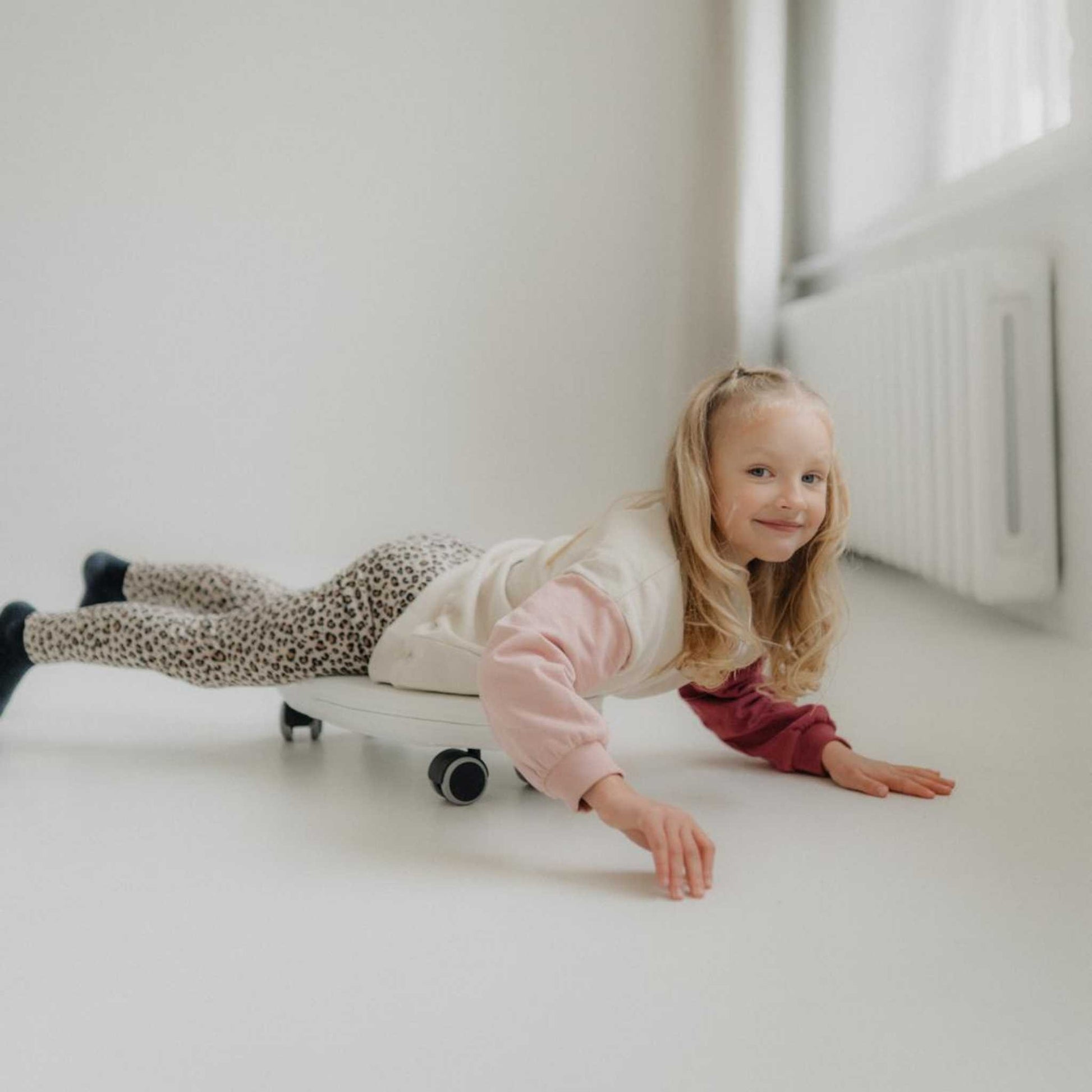 Lasten surffilauta ajolelu-tasapainolelu sisäkäyttöön -valkoinen 