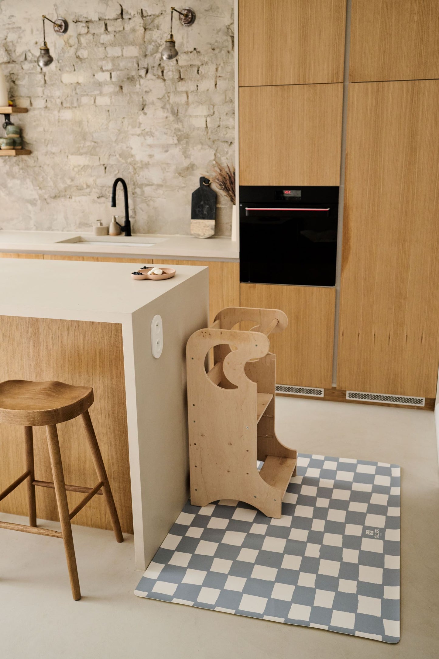 Lattiasuoja lapsille ruokailuun ja askarteluun-azure