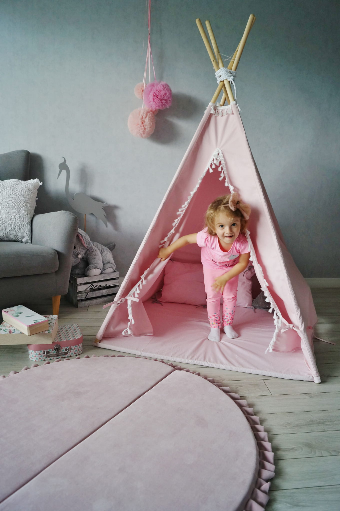 Monio, lasten tiipii-teltta patjalla ja tyynyillä vaaleanpunaisena