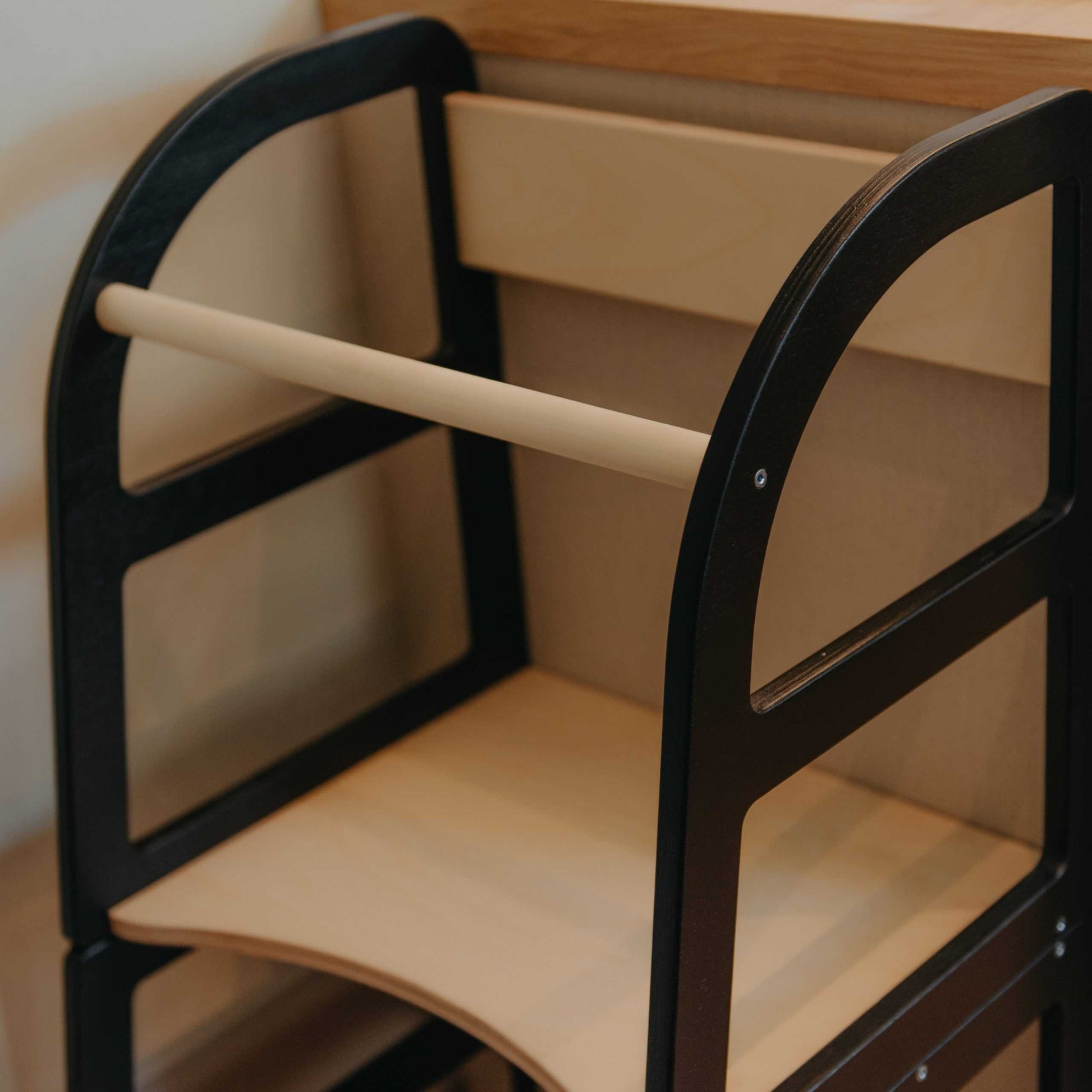 Muunneltava lasten oppimistorni - apujakkara lapselle-musta