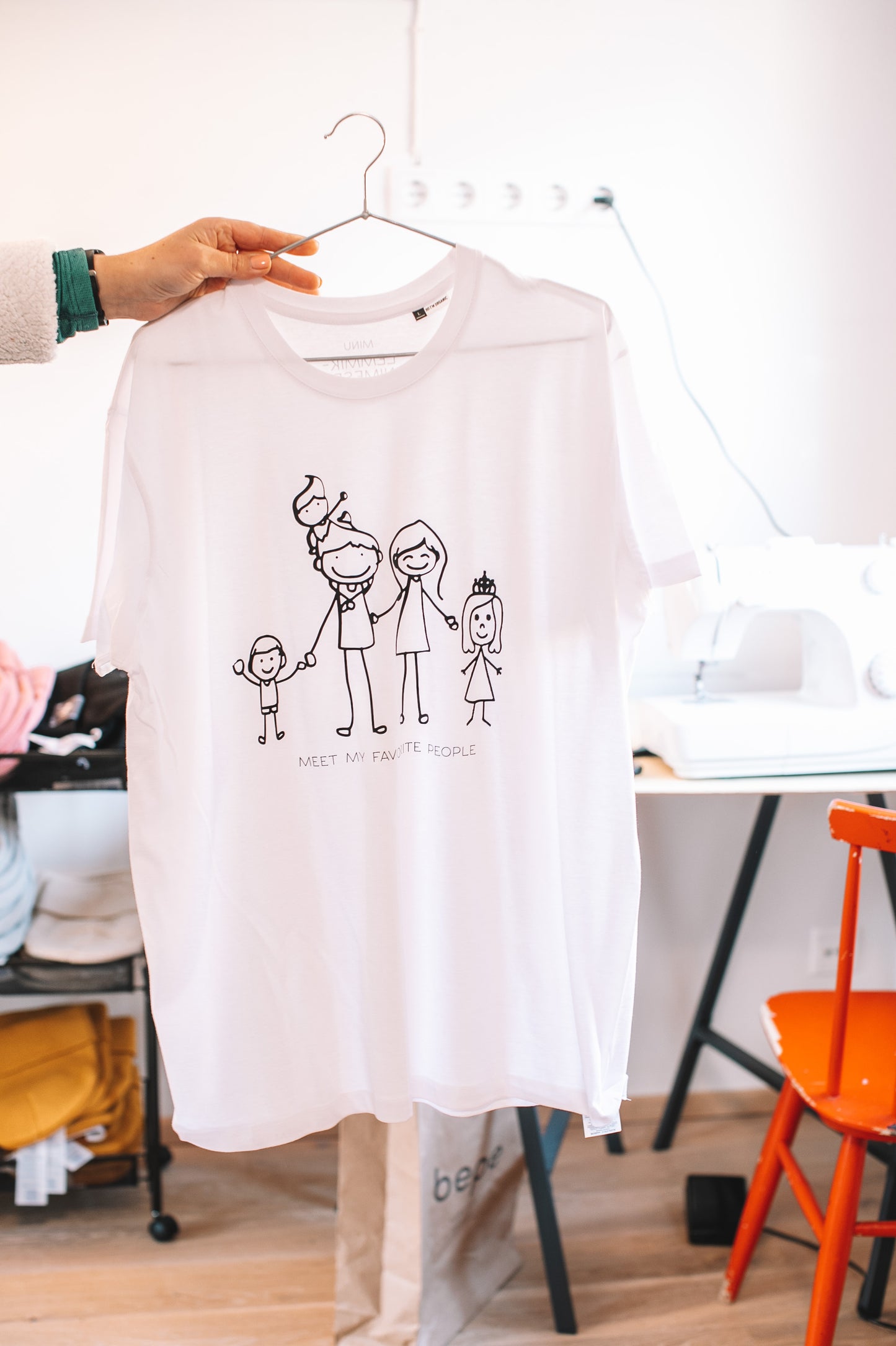 Paita-lapsen-piirustuksesta-valkoinen