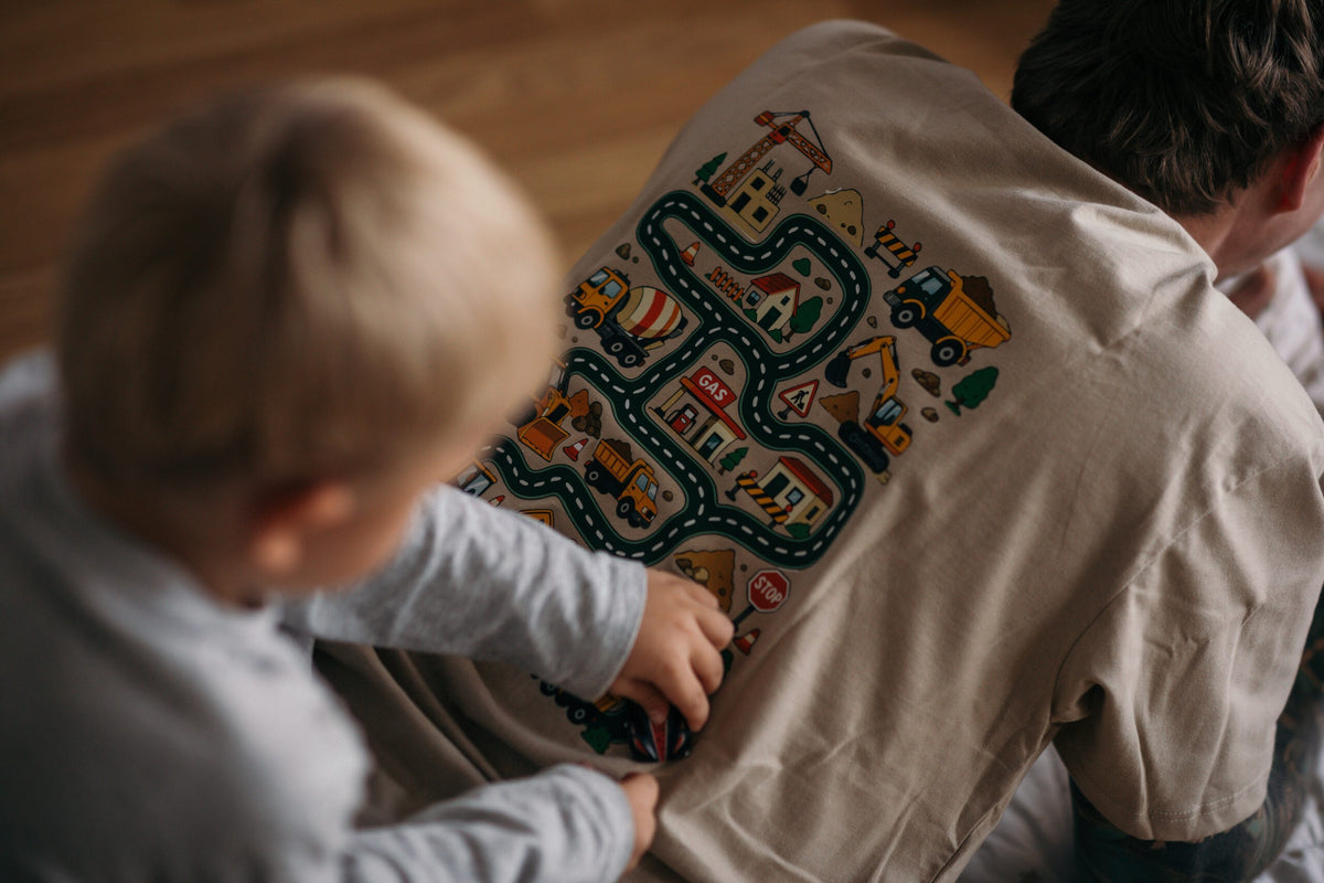 T-paita isälle "Dad of the Year"-tekstillä ja takana ajorata lapsille