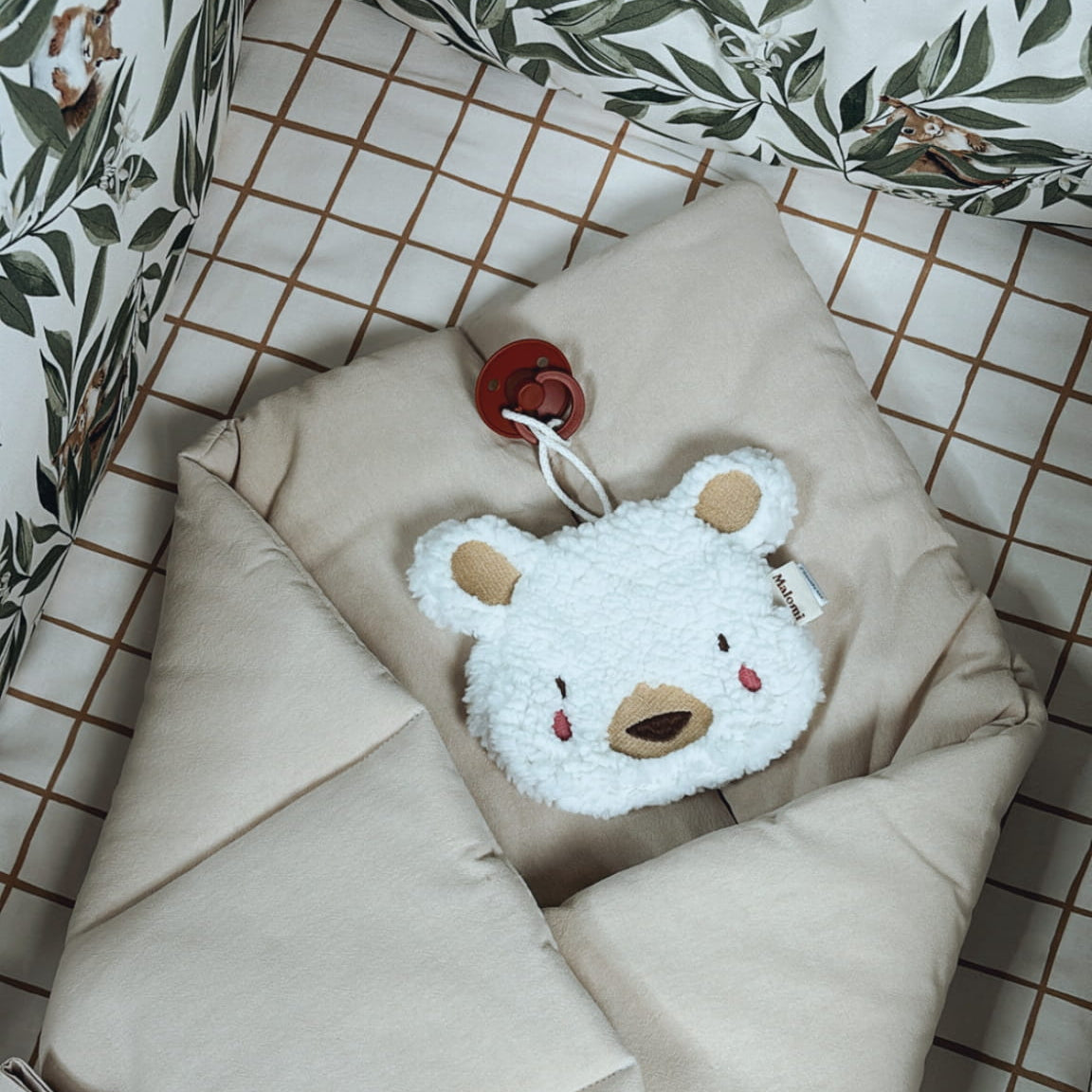 Tuttinauha, vauvan ensipehmolelu valkoinen nalle