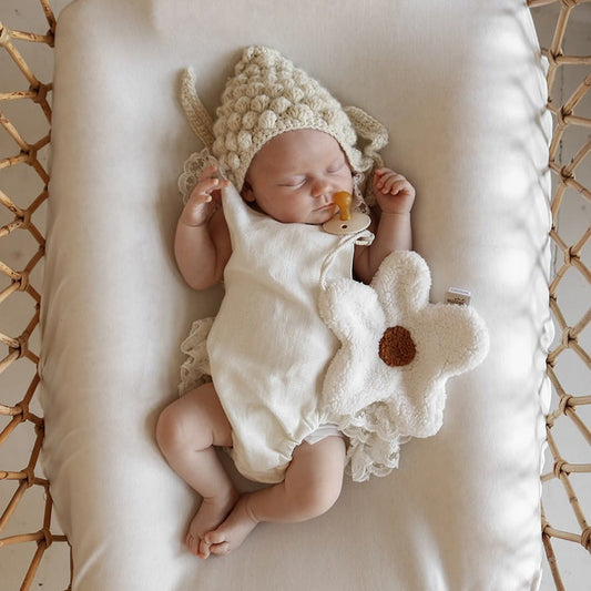 Kukka-Vauvan tutinpidike ja vauvan pehmolelu