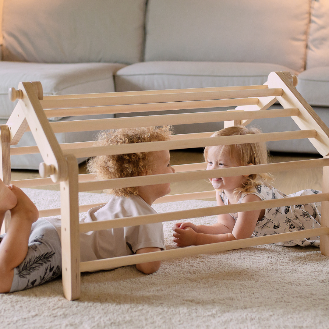 pikler lasten kiipeilytikkaat-liukumäellä