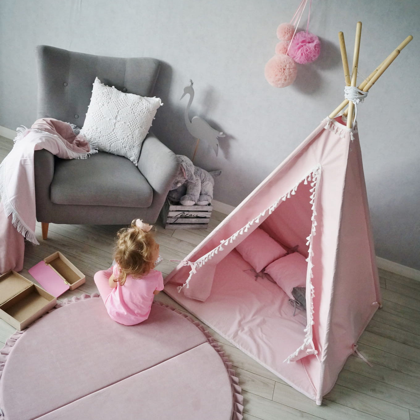 lasten tiipii-teltta patjalla ja tyynyillä vaaleanpunaisena
