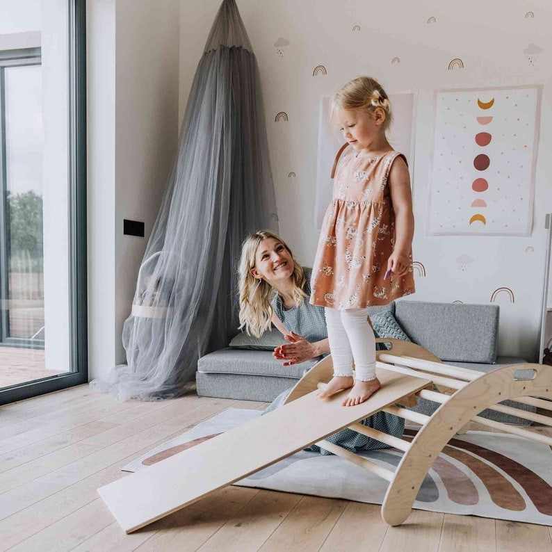 Montessori lasten kiipeilykaari rampilla