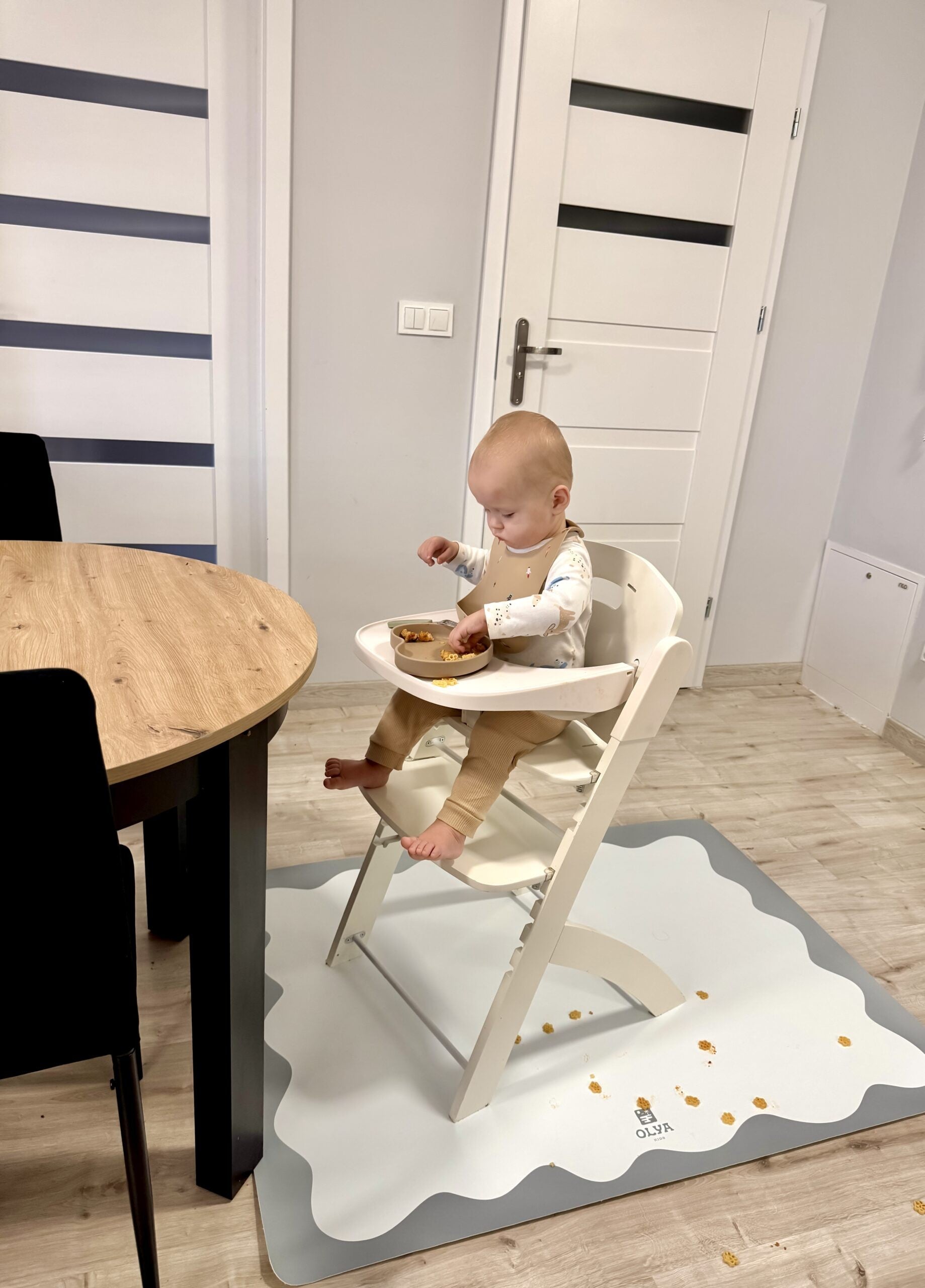 lasten ruokailualusta ja lattiasuoja